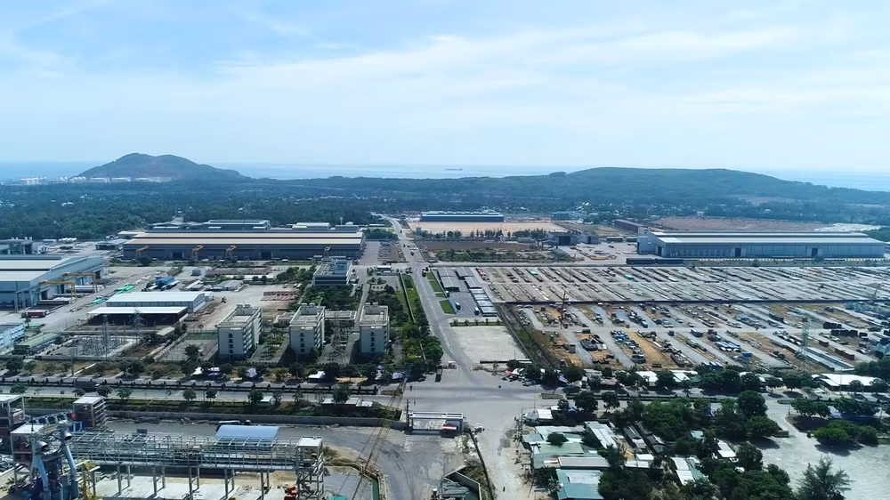 Nhà máy lọc dầu Dung Quất được ví như "thỏi nam châm" thu hút vốn đầu tư trong và ngoài nước vào Khu kinh tế Dung Quất. Nhà máy lọc dầu Dung Quất được ví như "thỏi nam châm" thu hút vốn đầu tư trong và ngoài nước vào Khu kinh tế Dung Quất.