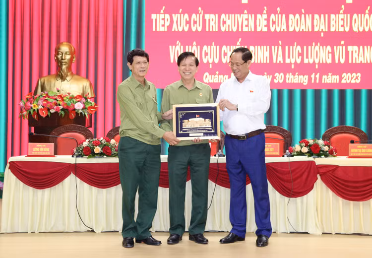 Phó Chủ tịch Quốc hội Trần Quang Phương tặng quà lưu niệm cho Hội Cựu chiến binh tỉnh Quảng Ngãi.