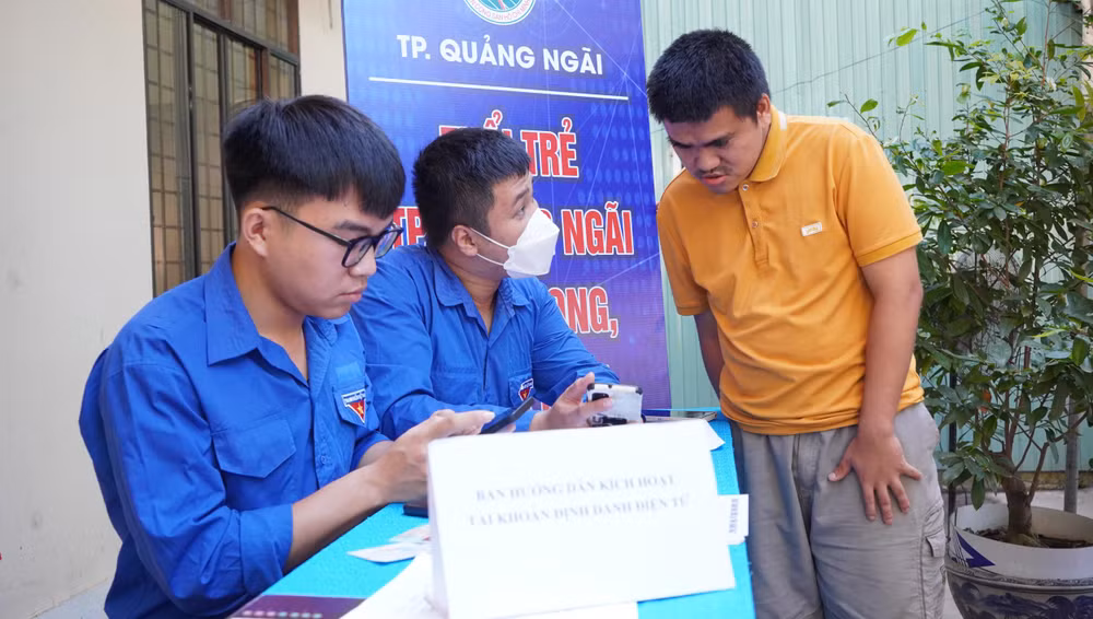 Tuổi trẻ Quảng Ngãi hướng dẫn người dân kích hoạt tài khoản định danh điện tử.