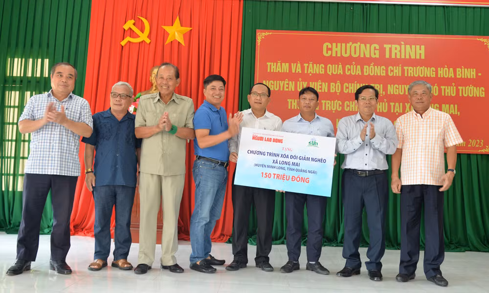 Trao biểu trưng hỗ trợ 150 triệu đồng cho chương trình xóa đói giảm nghèo xã Long Mai, huyện miền núi Minh Long (Quảng Ngãi)