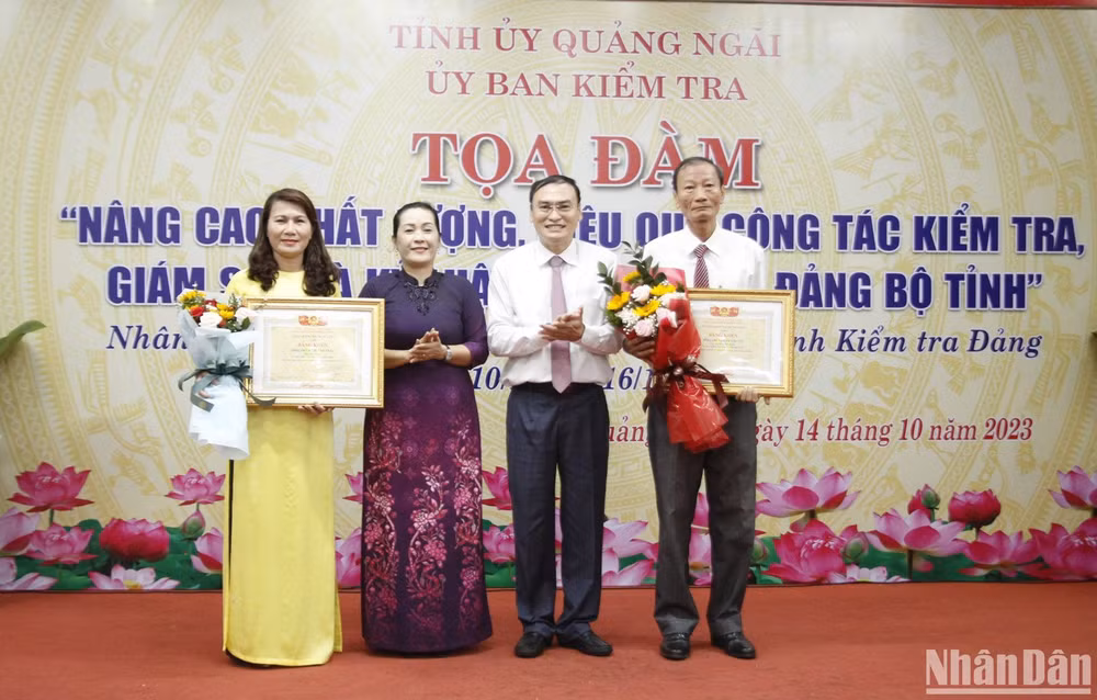 Trao Bằng khen của Ủy ban Kiểm tra Trung ương cho 2 cá nhân có thành tích đóng góp tích cực cho ngành Kiểm tra Đảng.