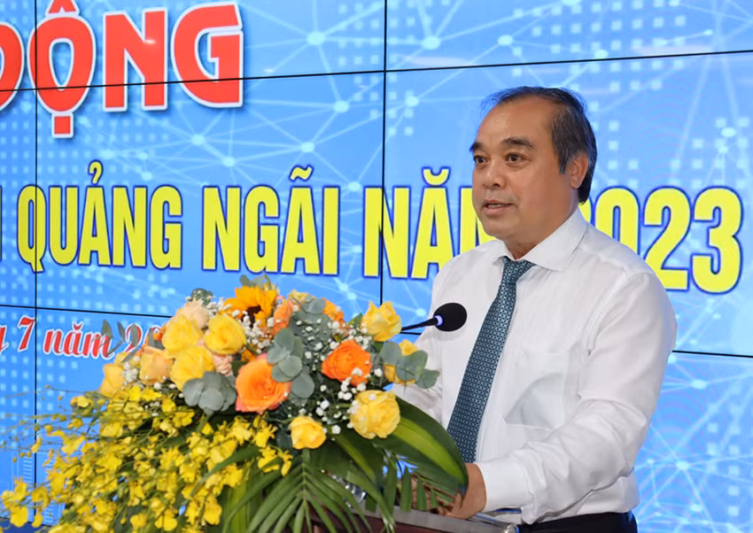 Phó Chủ tịch Thường trực Ủy ban nhân dân tỉnh Quảng Ngãi Trần Hoàng Tuấn phát biểu tại lễ phát động phong trào chuyển đổi số. Phó Chủ tịch Thường trực Ủy ban nhân dân tỉnh Quảng Ngãi Trần Hoàng Tuấn phát biểu tại lễ phát động phong trào chuyển đổi số.