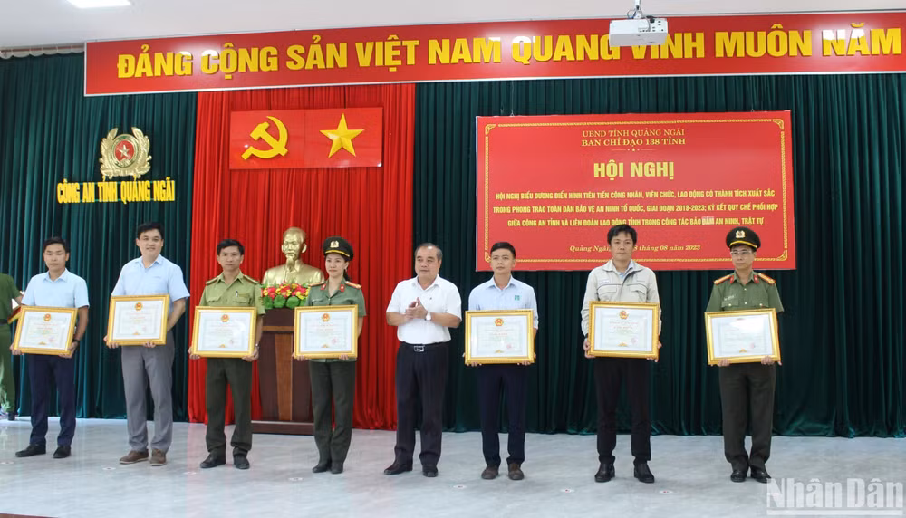Trao tặng Bằng khen của Ủy ban nhân dân tỉnh Quảng Ngãi cho các tập thể và cá nhân, đã có thành tích xuất sắc trong công tác xây dựng phong trào toàn dân bảo vệ an ninh Tổ quốc, giai đoạn 2018-2023. 