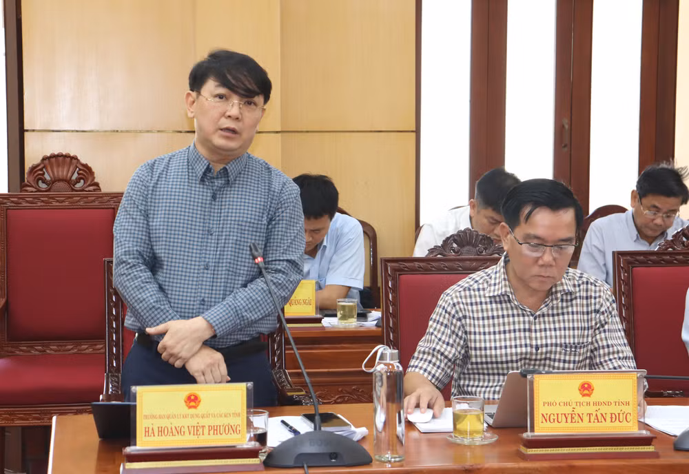 Trưởng Ban Quản lý Khu kinh tế Dung Quất và các khu công nghiệp Quảng Ngãi Hà Hoàng Việt Phương phát biểu thảo luận tại phiên họp.