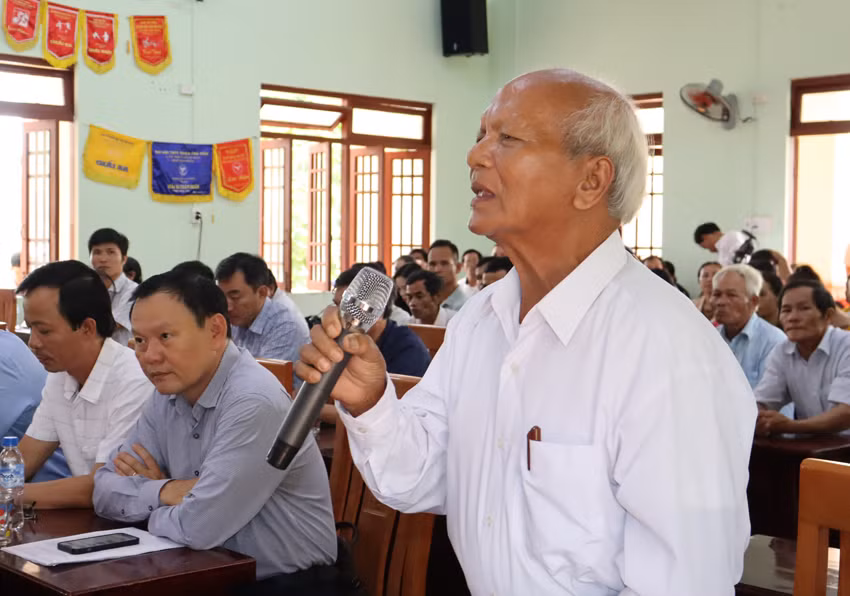 Cử tri phản ánh những khó khăn, bất cập sau khi huyện miền núi Tây Trà sáp nhập với huyện miền núi Trà Bồng vào năm 2020, cần sớm được tháo gỡ. Cử tri phản ánh những khó khăn, bất cập sau khi huyện miền núi Tây Trà sáp nhập với huyện miền núi Trà Bồng vào năm 2020, cần sớm được tháo gỡ.