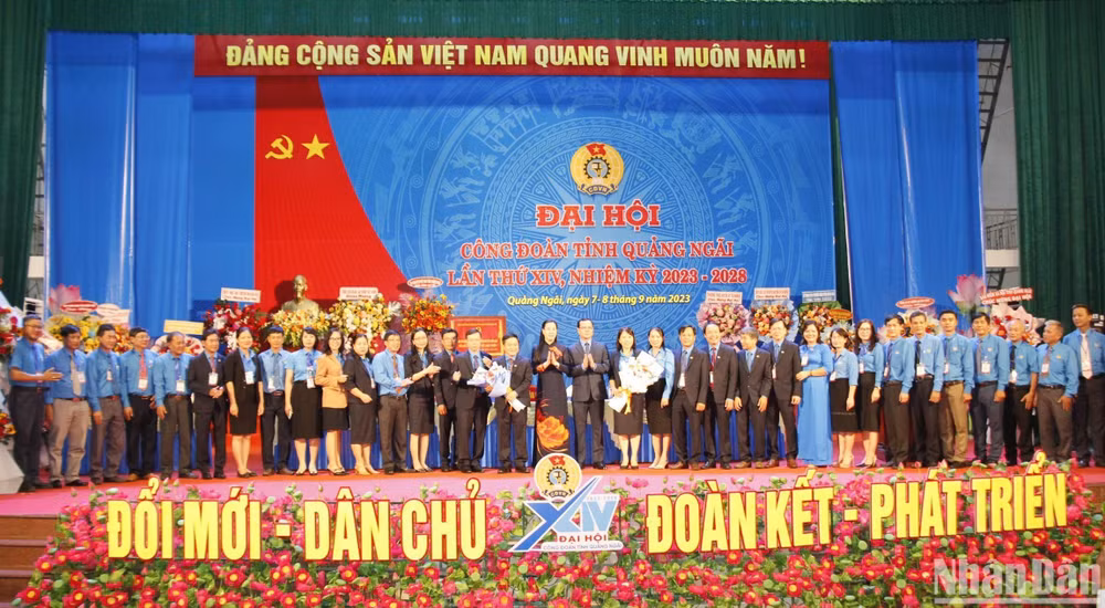 Lãnh đạo tỉnh Quảng Ngãi và Tổng Liên đoàn Lao động Việt Nam tặng hoa chúc mừng Ban Chấp hành Liên đoàn Lao động tỉnh Quảng Ngãi khóa 14, nhiệm kỳ 2023-2028. 