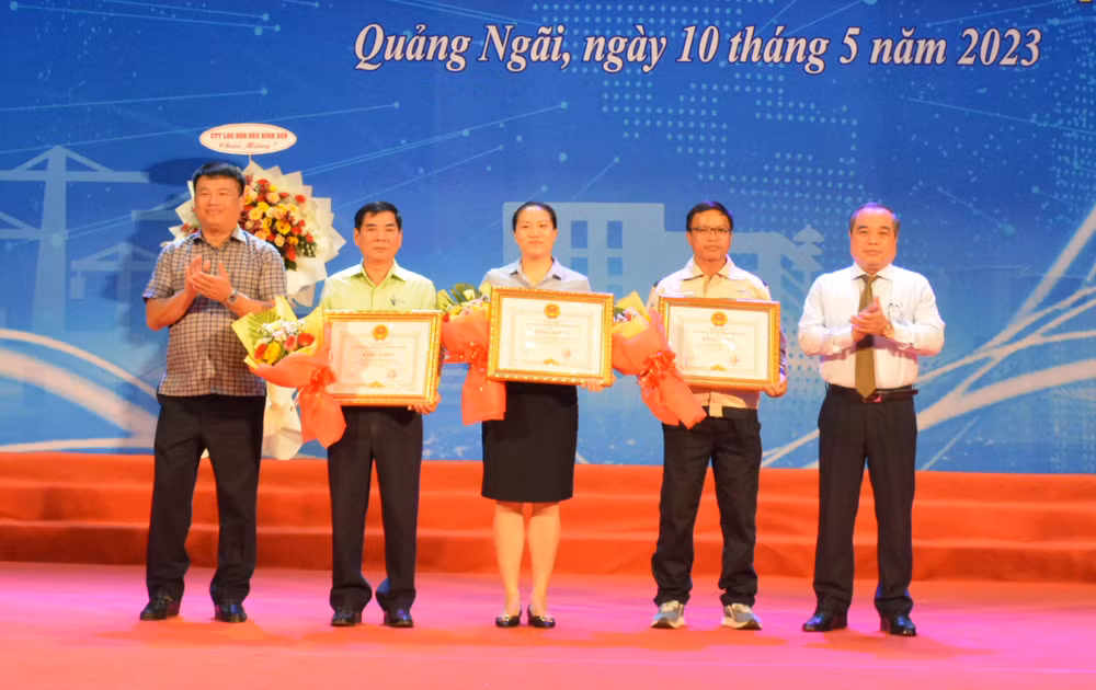 Trao tặng Bằng khen của Ủy ban nhân dân tỉnh cho 3 doanh nghiệp có thành tích trong tổ chức thực hiện công tác an toàn, vệ sinh lao động trên địa bàn Quảng Ngãi năm 2022.