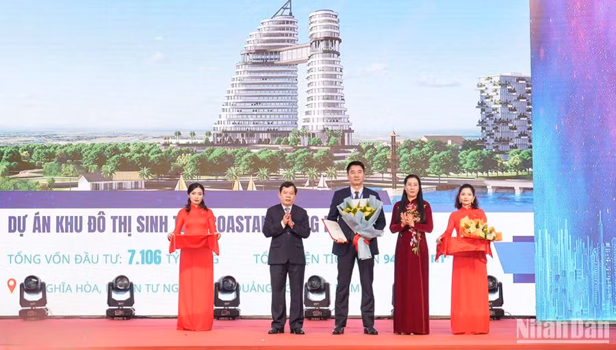 Lãnh đạo tỉnh Quảng Ngãi trao quyết định chủ trương đầu tư, chấp thuận nhà đầu tư cho đại diện lãnh đạo Công ty TNHH đầu tư kinh doanh bất động sản NHSLAND.