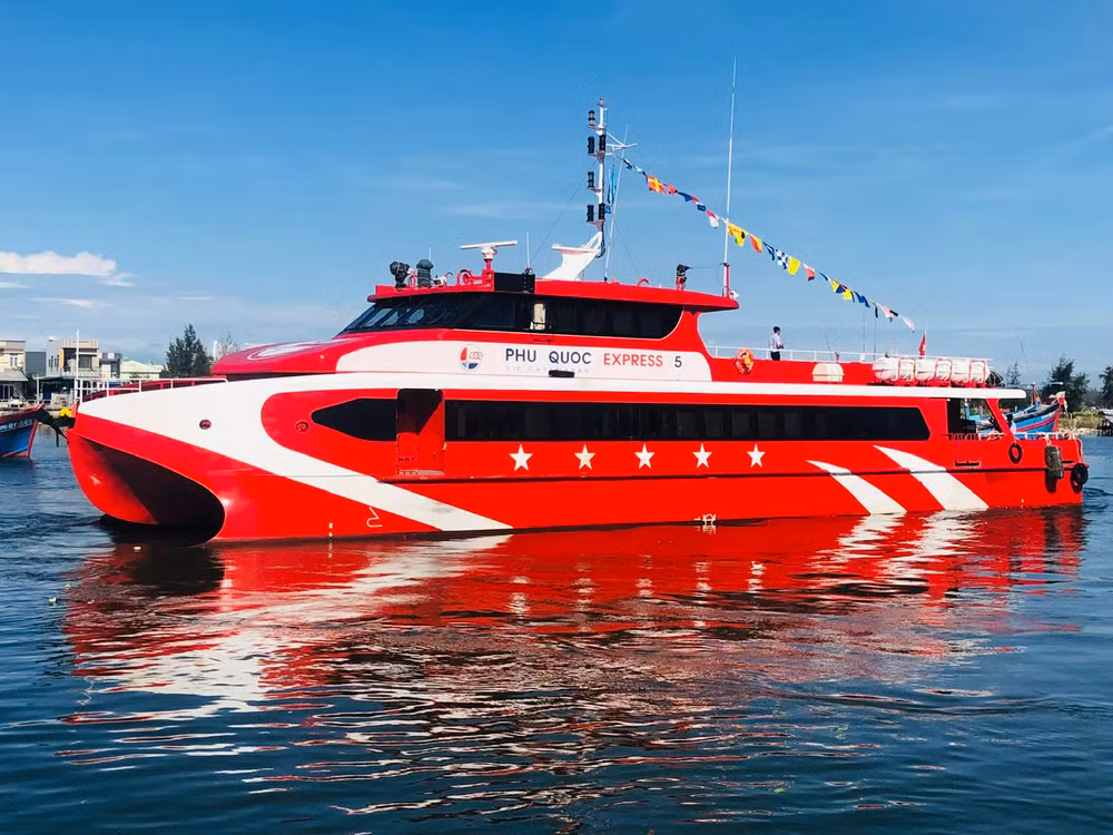 Tàu Phú Quốc Express 5 hoạt động trên tuyến Sa Kỳ-Lý Sơn được thiết kế theo tiêu chuẩn châu Âu, với trang thiết bị hàng hải hiện đại.