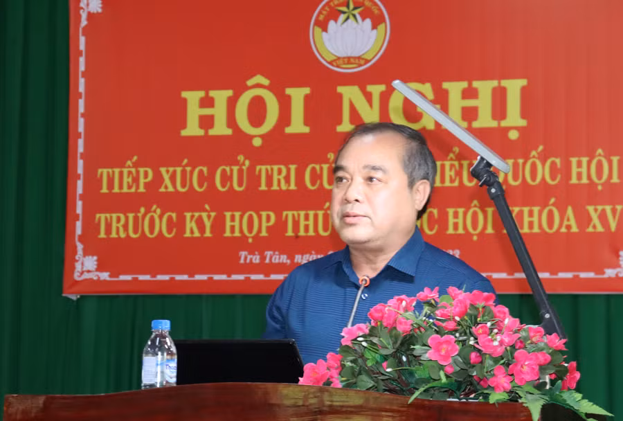 Phó Chủ tịch Thường trực Ủy ban nhân dân tỉnh Quảng Ngãi Trần Hoàng Tuấn trả lời, làm rõ những kiến nghị của cử tri. Phó Chủ tịch Thường trực Ủy ban nhân dân tỉnh Quảng Ngãi Trần Hoàng Tuấn trả lời, làm rõ những kiến nghị của cử tri.