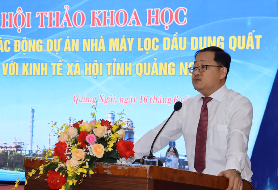 Tiến sĩ Hoàng Hồng Hiệp, Quyền Viện trưởng Viện Khoa học xã hội vùng Trung Bộ trình bày tham luận tại hội thảo. Tiến sĩ Hoàng Hồng Hiệp, Quyền Viện trưởng Viện Khoa học xã hội vùng Trung Bộ trình bày tham luận tại hội thảo.