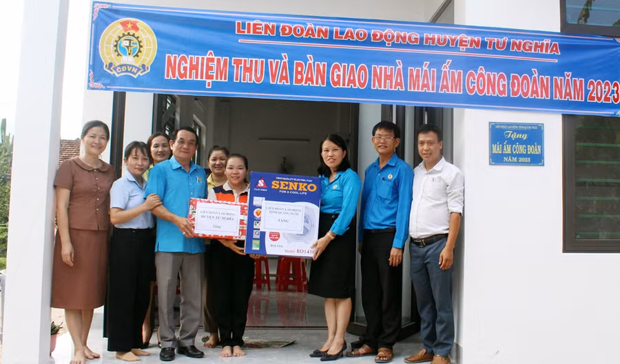 Trong những năm qua, các cấp công đoàn ở Quảng Ngãi trao tặng hàng trăm nhà "Mái ấm công đoàn", giúp đoàn viên có hoàn cảnh khó khăn về nhà ở có cuộc sống tốt đẹp hơn.