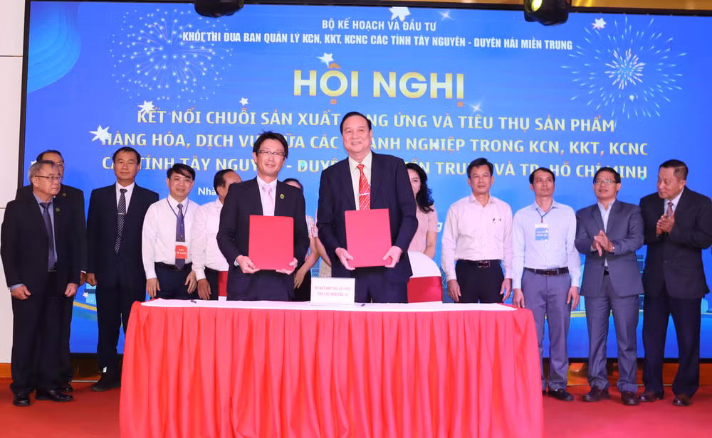 Các doanh nghiệp ký kết biên bản ghi nhớ hợp tác kết nối chuỗi sản xuất cung ứng và tiêu thụ sản phẩm hàng hóa, dịch vụ.