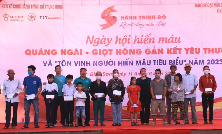 Tặng quà cho các gia đình có hoàn cảnh khó khăn trên địa bàn huyện Bình Sơn. Tặng quà cho các gia đình có hoàn cảnh khó khăn trên địa bàn huyện Bình Sơn.