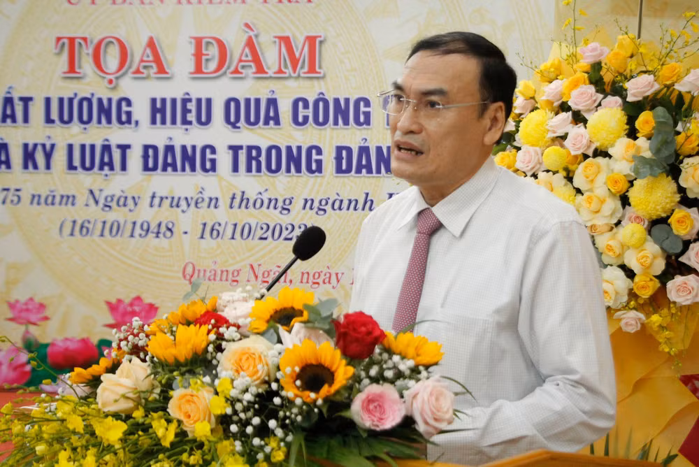 Chủ nhiệm Ủy ban Kiểm tra Tỉnh ủy Quảng Ngãi Võ Văn Quỳnh phát biểu khai mạc buổi tọa đàm và ôn lại truyền thống 75 năm ngành Kiểm tra Đảng.