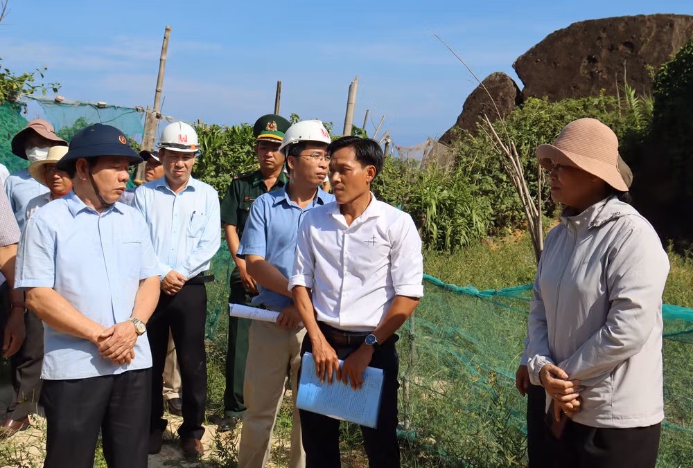 Chủ tịch Ủy ban nhân dân tỉnh Quảng Ngãi Đặng Văn Minh kiểm tra các dự án trọng điểm ở Lý Sơn bị chậm tiến độ. Chủ tịch Ủy ban nhân dân tỉnh Quảng Ngãi Đặng Văn Minh kiểm tra các dự án trọng điểm ở Lý Sơn bị chậm tiến độ.