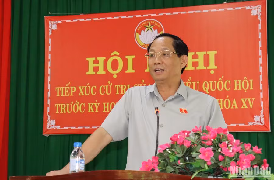 Phó Chủ tịch Quốc hội Trần Quang Phương phát biểu tại buổi tiếp xúc cử tri. 