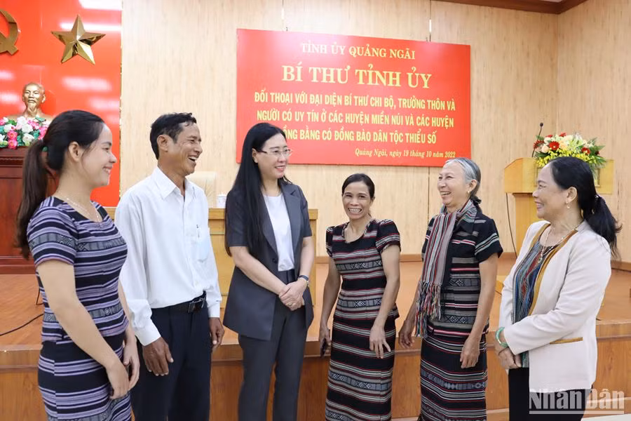 Bí thư Tỉnh ủy Quảng Ngãi Bùi Thị Quỳnh Vân thăm hỏi đời sống bà con vùng miền núi.