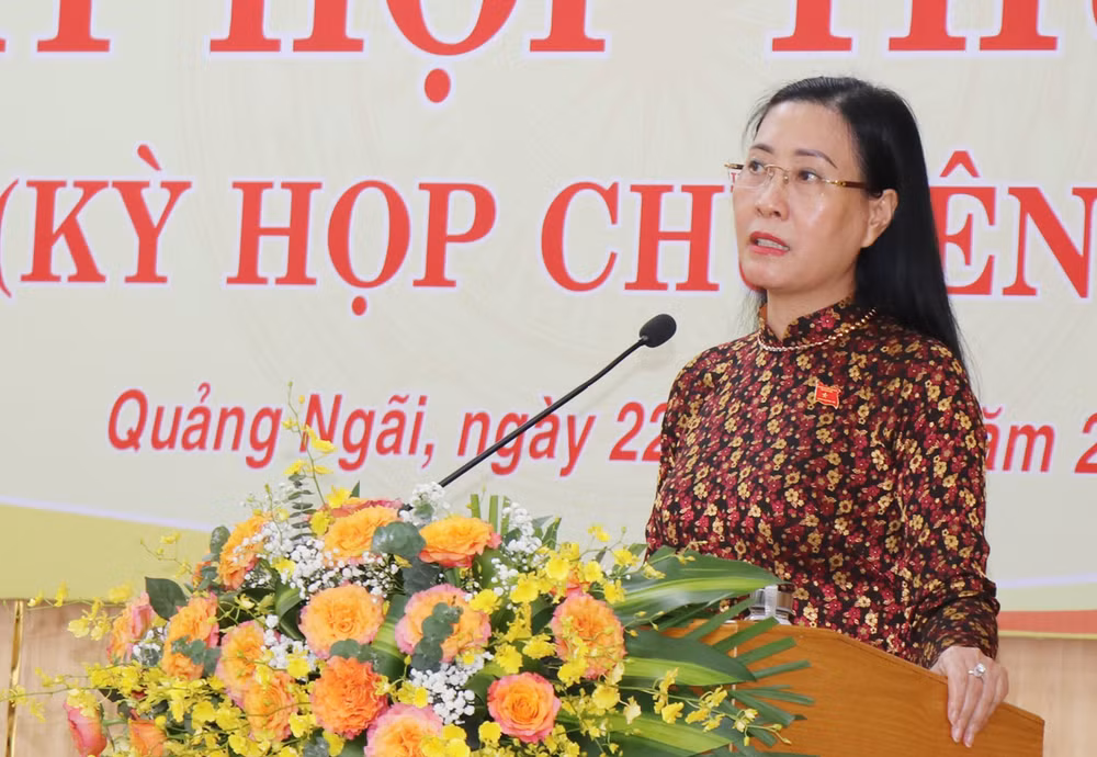 Bí thư Tỉnh ủy, Chủ tịch Hội đồng nhân dân tỉnh Quảng Ngãi Bùi Thị Quỳnh Vân phát biểu tại kỳ họp.