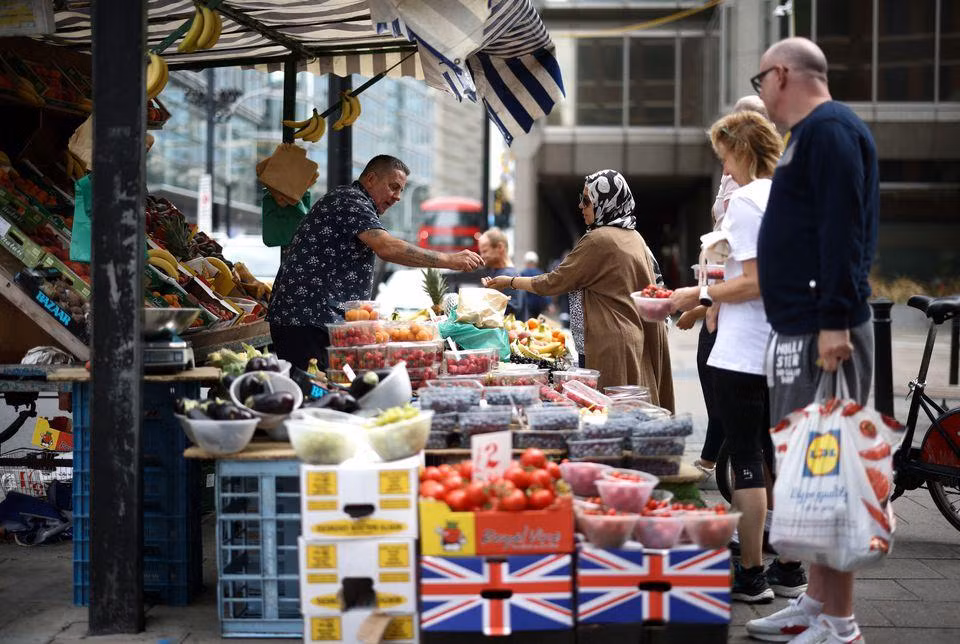 Một khu chợ tại trung tâm London, Anh. Ảnh: Reuters