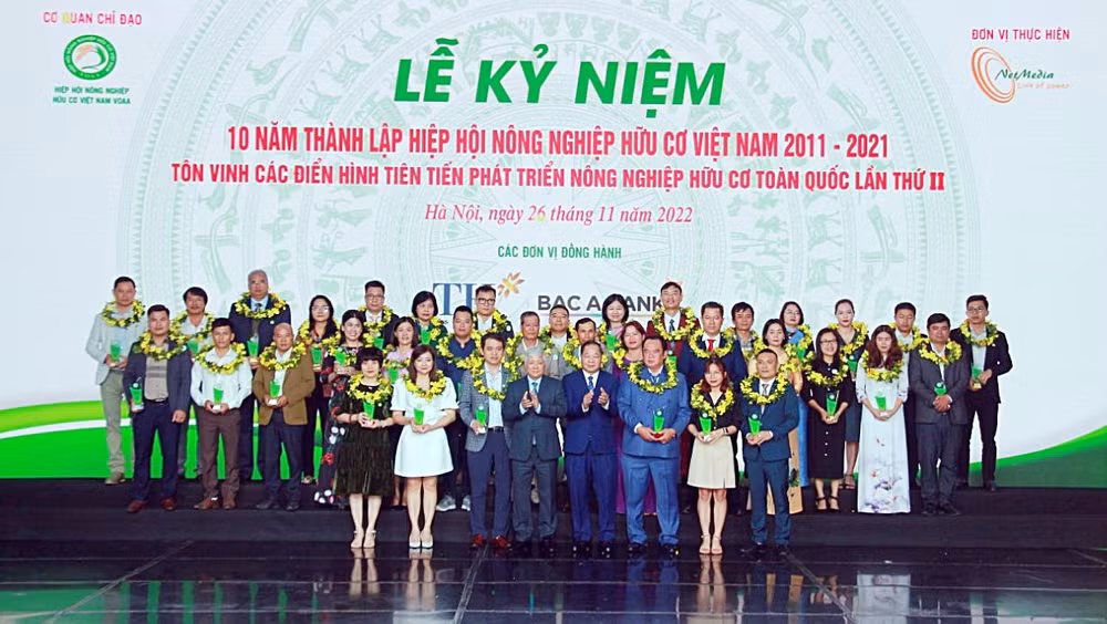 Đồng chí Ðỗ Văn Chiến, Bí thư Trung ương Ðảng, Chủ tịch Ủy ban Trung ương Mặt trận Tổ quốc Việt Nam và đại diện các tập thể, cá nhân được tôn vinh là điển hình phát triển nông nghiệp hữu cơ. Ảnh: daibieunhandan.vn