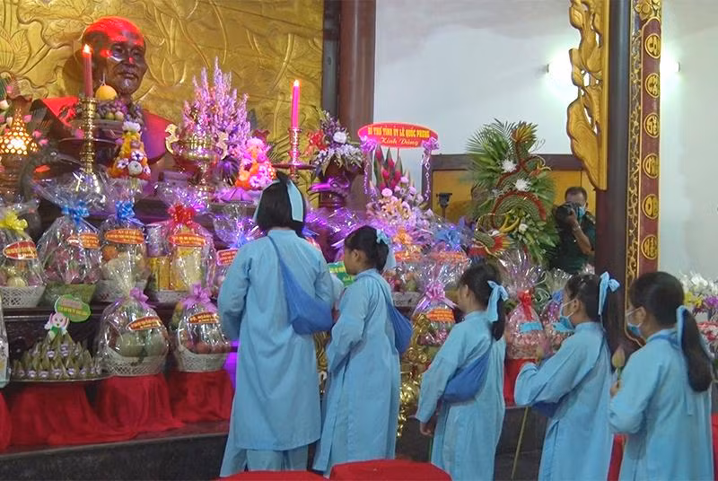 Học sinh Đồng Tháp dâng hoa sen viếng Đền thờ Cụ Phó bảng Nguyễn Sinh Sắc nhân ngày lễ giỗ Cụ (Ảnh tư liệu).