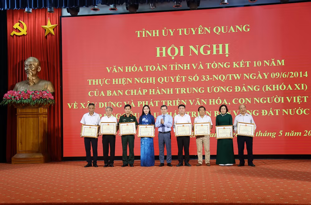 Đồng chí Nguyễn Văn Sơn, Chủ tịch Ủy ban nhân dân tỉnh Tuyên Quang trao bằng khen cho các cá nhân. Đồng chí Nguyễn Văn Sơn, Chủ tịch Ủy ban nhân dân tỉnh Tuyên Quang trao bằng khen cho các cá nhân.