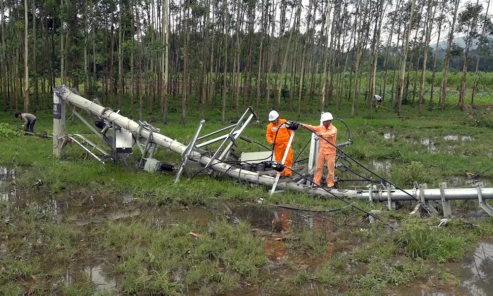 Nhiều cột điện trên địa bàn huyện Sơn Dương bị gãy đổ.