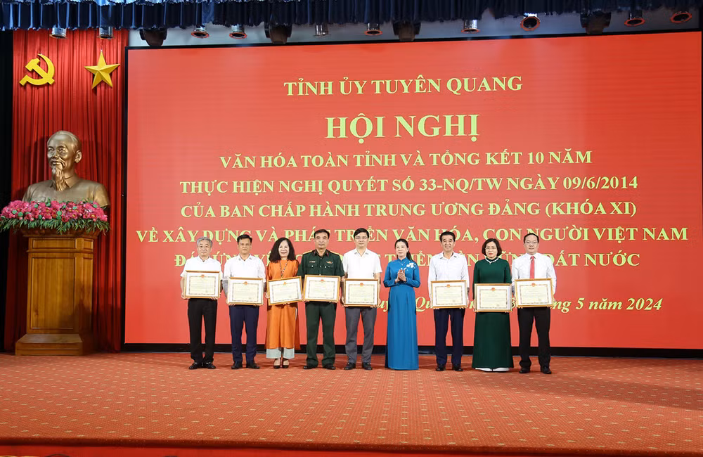Đồng chí Lê Thị Kim Dung, Phó Bí thư Thường trực Tỉnh ủy, Chủ tịch Hội đồng nhân dân tỉnh trao bằng khen cho các tập thể. Đồng chí Lê Thị Kim Dung, Phó Bí thư Thường trực Tỉnh ủy, Chủ tịch Hội đồng nhân dân tỉnh trao bằng khen cho các tập thể.