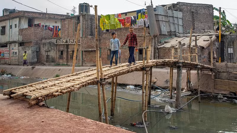 Nhiều con kênh tại thủ đô Dhaka (Bangladesh) bị ô nhiễm trầm trọng. (Ảnh UNICEF)