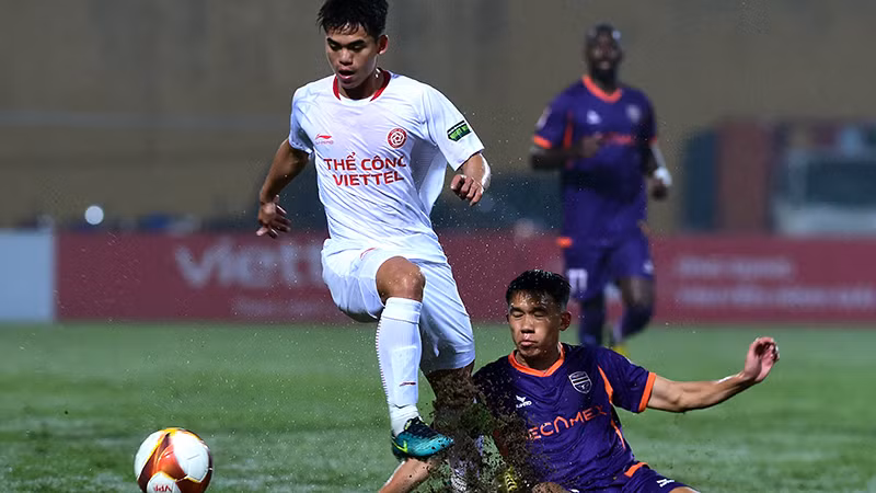 Thể Công Viettel (áo trắng) thua Becamex Bình Dương 0-1. (Ảnh TRẦN HẢI)