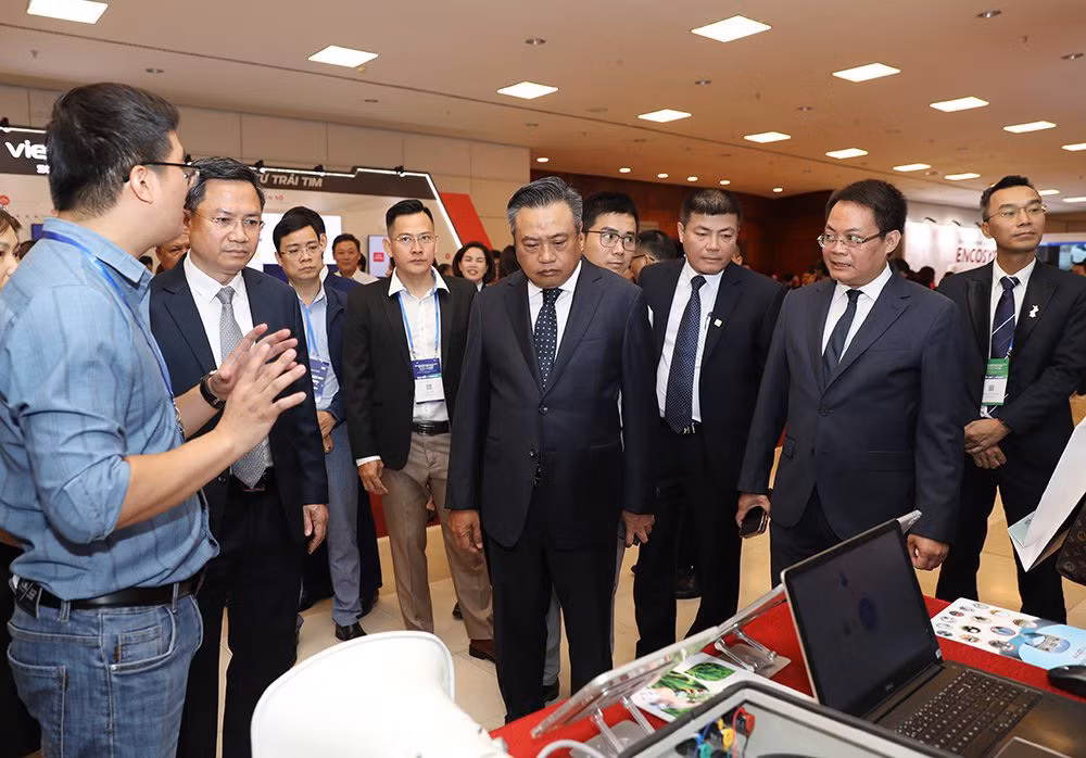 Các đại biểu tham quan triển lãm các thành tựu và giải pháp chuyển đổi số, xây dựng đô thị thông minh. Các đại biểu tham quan triển lãm các thành tựu và giải pháp chuyển đổi số, xây dựng đô thị thông minh.