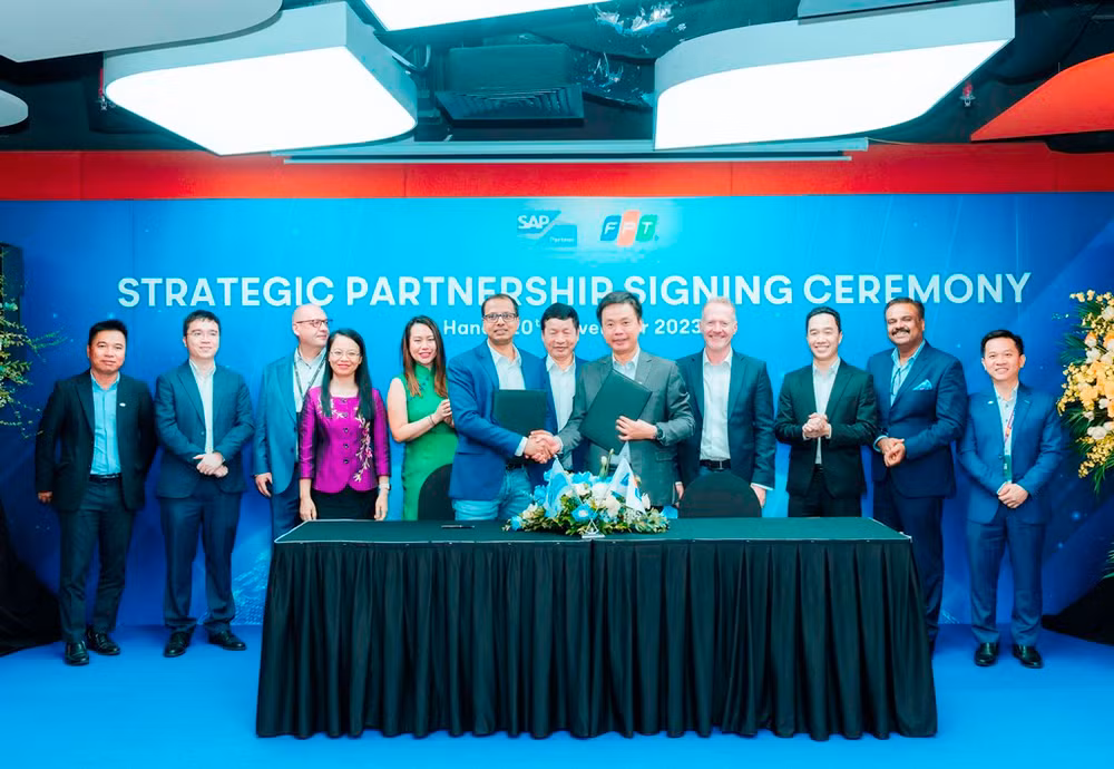 Ông Phạm Minh Tuấn, CEO FPT Software (hàng đầu phải) tại lễ ký hợp tác cùng đại diện SAP, ông Utkarsh Maheshwari, Giám đốc Hợp tác chiến lược, SAP châu Á, Thái Bình Dương và Nhật Bản.
