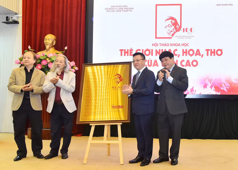 Tổng Biên tập Báo Nhân Dân Lê Quốc Minh và Phó Giáo sư, Tiến sĩ, nhà văn Nguyễn Thế Kỷ trao tặng món quà đặc biệt kính tặng đại diện gia đình nhạc sĩ Văn Cao. Tổng Biên tập Báo Nhân Dân Lê Quốc Minh và Phó Giáo sư, Tiến sĩ, nhà văn Nguyễn Thế Kỷ trao tặng món quà đặc biệt kính tặng đại diện gia đình nhạc sĩ Văn Cao.