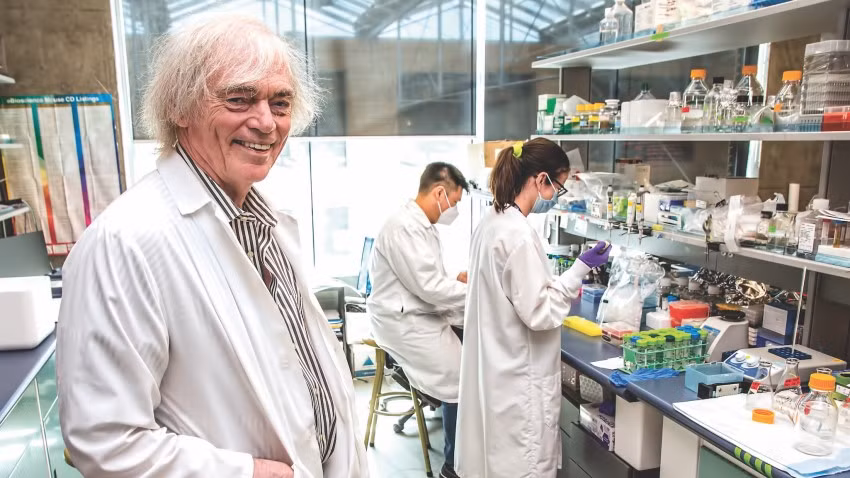 Giáo sư Pieter Cullis đã tạo ra hệ thống đưa thành phần mRNA hoạt động của vaccine vào tế bào người. (Ảnh: BIV)