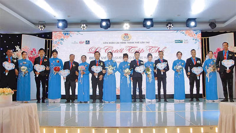 Các cặp cô dâu chú rể tại lễ cưới tập thể.