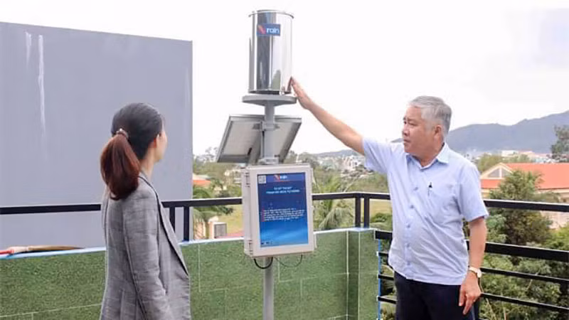 Giám đốc Công ty cổ phần WATEC Văn Phú Chính giới thiệu trạm đo mưa tự động Vrain.