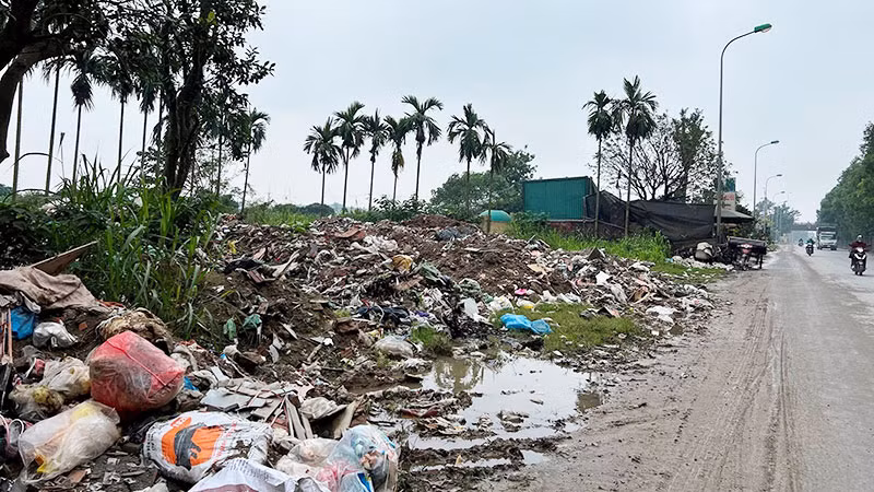 Tình trạng đổ trộm rác thải diễn ra thường xuyên dọc Đại lộ Thăng Long, Hà Nội. (Ảnh: MẠNH HIỂN)