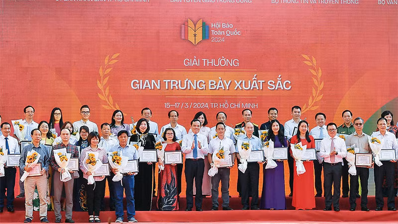 Lễ trao giải Gian trưng bày xuất sắc tại Hội Báo toàn quốc 2024. (Ảnh: THÀNH ĐẠT)