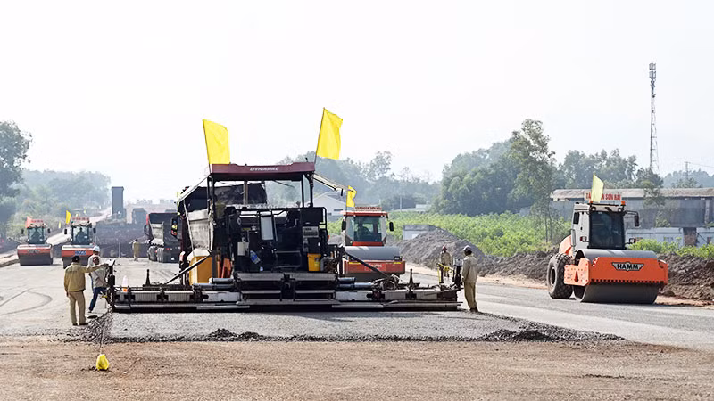 Thi công dự án đường cao tốc Biên Hòa-Vũng Tàu. (Ảnh: DUY LINH)