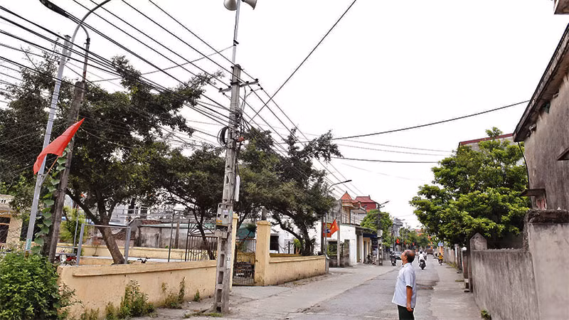 Trưởng thôn Thụy Nội (xã Yên Lương, huyện Ý Yên) Phạm Văn Hướng giới thiệu về hệ thống loa phát thanh thông minh của thôn.