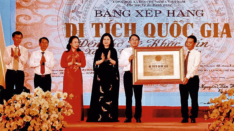 Lãnh đạo Bộ Văn hóa, Thể thao và Du lịch trao Bằng xếp hạng Di tích lịch sử quốc gia Đền thờ Lê Khắc Cẩn cho lãnh đạo thành phố Hải Phòng. Lãnh đạo Bộ Văn hóa, Thể thao và Du lịch trao Bằng xếp hạng Di tích lịch sử quốc gia Đền thờ Lê Khắc Cẩn cho lãnh đạo thành phố Hải Phòng.