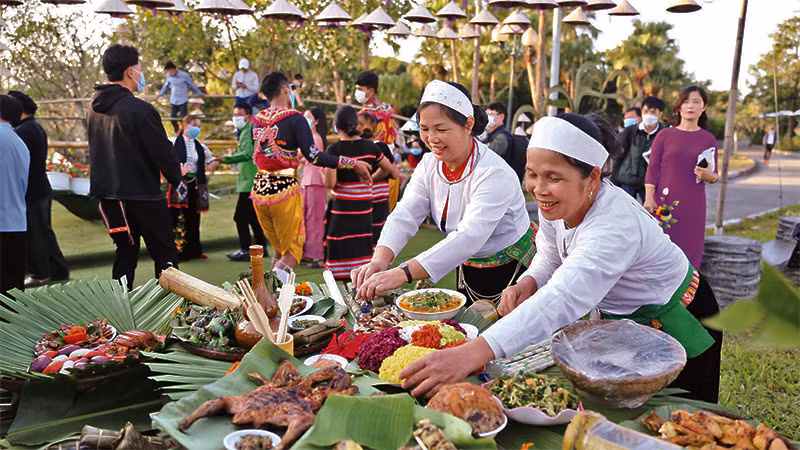 Đồng bào Mường giới thiệu các món ẩm thực độc đáo của mình.