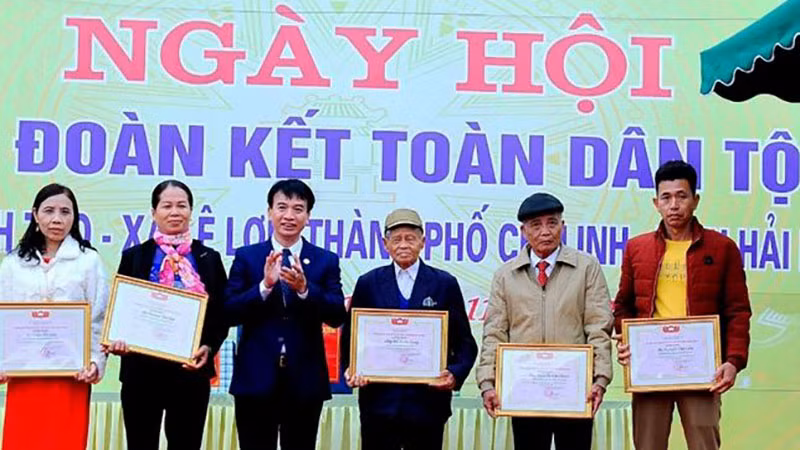 Tôn vinh các cá nhân tiêu biểu trong công tác xã hội tại phường Lê Lợi. (Ảnh: ANH TUẤN)