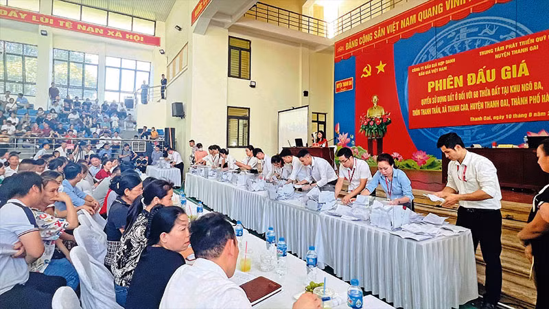 Phiên đấu giá 68 thửa đất tại khu Ngõ Ba, thôn Thanh Thần, xã Thanh Cao, huyện Thanh Oai. (Ảnh: ÁNH NGỌC)