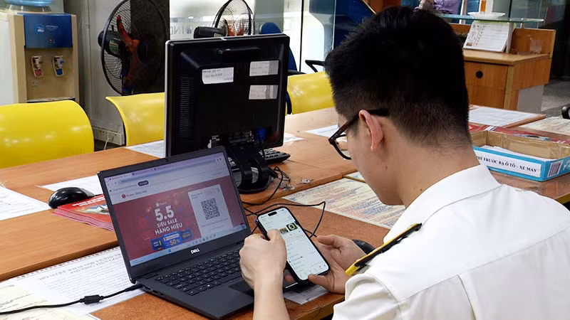 Cán bộ, nhân viên ngành thuế truy vết nợ thuế bằng công nghệ thông tin.