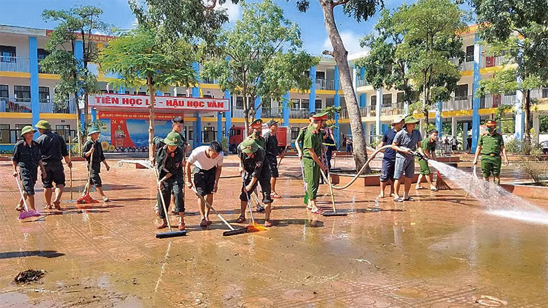 Các đơn vị tham gia tổng vệ sinh môi trường xã Nam Phương Tiến, huyện Chương Mỹ. (Ảnh: TRẦN THỤ)