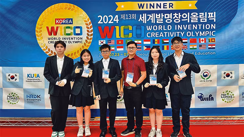 Thầy giáo Trần Minh Đức và nhóm học sinh đoạt Huy chương vàng tại cuộc thi Olympic Phát minh sáng chế thế giới (WICO) lần thứ 13 tổ chức tại Hàn Quốc.