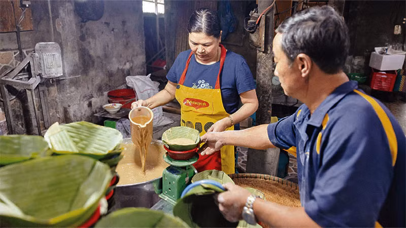 Đổ hỗn hợp nguyên liệu vào khuôn. Đổ hỗn hợp nguyên liệu vào khuôn.