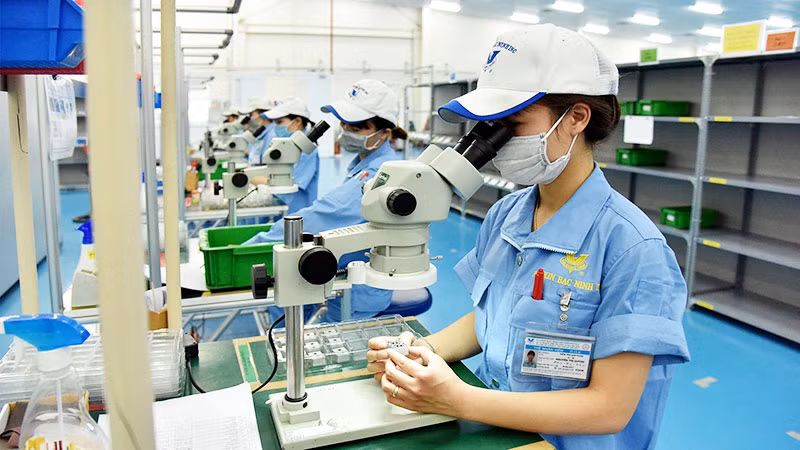 Công nhân làm việc tại Công ty TNHH Fujikin Bắc Ninh, Khu công nghiệp VSIP Bắc Ninh. (Ảnh: ANH SƠN)